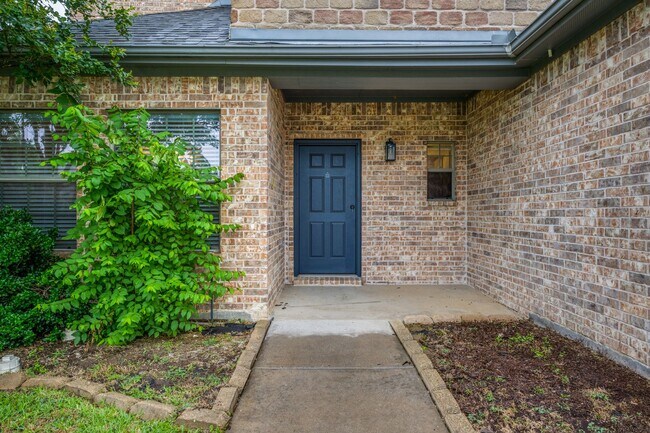 Building Photo - Exclusive 4 Bedroom • Lovely Backyard Spac...