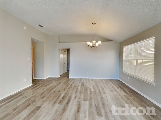 Foto del edificio - 6002 Flyers Ln