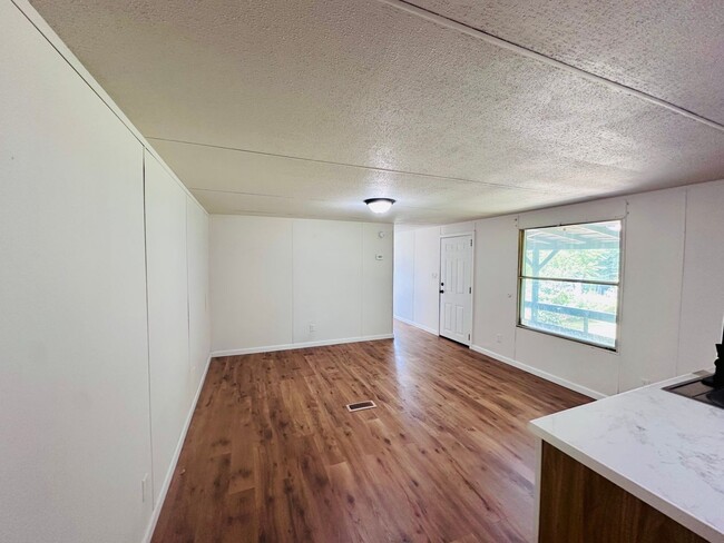 Building Photo - NEW RENTAL LISTING