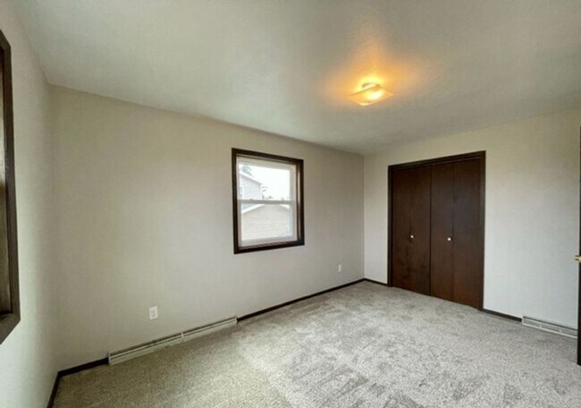 Foto del edificio - 1352/1354 W. Hiawatha Drive