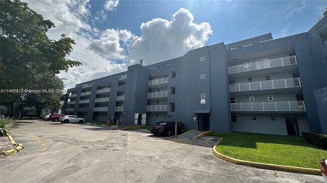 Building Photo - 9373 Fontainebleau Blvd
