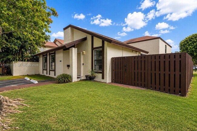 Foto del edificio - 525 NW 100th Ct