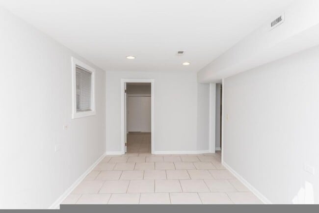 Building Photo - 2 bedroom in Chicago IL 60614
