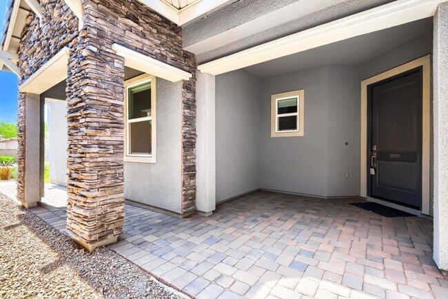 Foto del edificio - Stunning home with a serene Zen backyard, raised garden beds, fountain and spa!