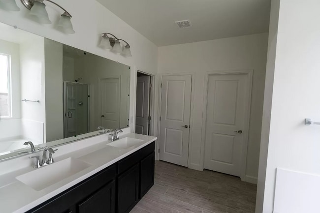 Building Photo - 640 E Vail Ln