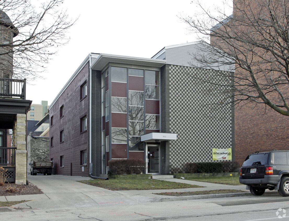 Primary Photo - 1456 N Farwell Ave