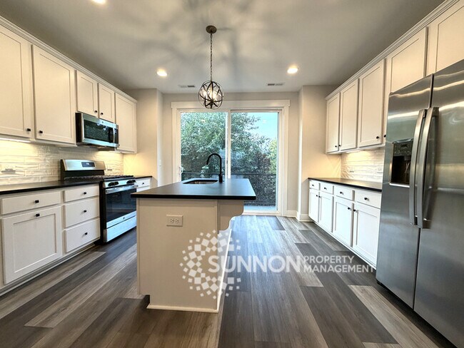 Building Photo - 2 Bed + Loft & 2 Car Garage with Skyline Views