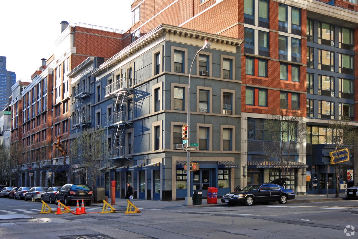 Primary Photo - 1460 First Ave