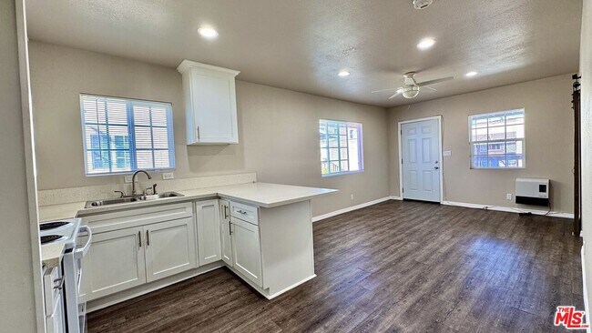 Foto del edificio - 6117 1/2 S Victoria Ave