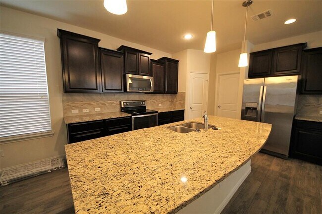 Building Photo - 16013 Hawthorne Heights Trail