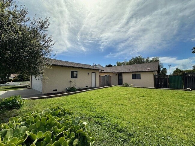 Building Photo - Goleta Gem