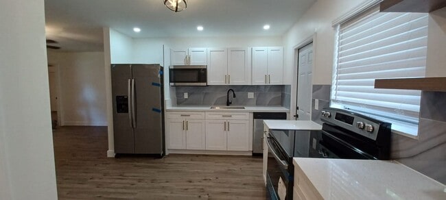 Foto del edificio - Stylish Fort Lauderdale 3/2 with Stainless Steel & Wood Floors