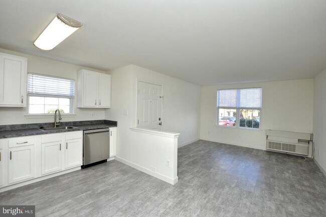 Foto del edificio - 113 Roosevelt Blvd