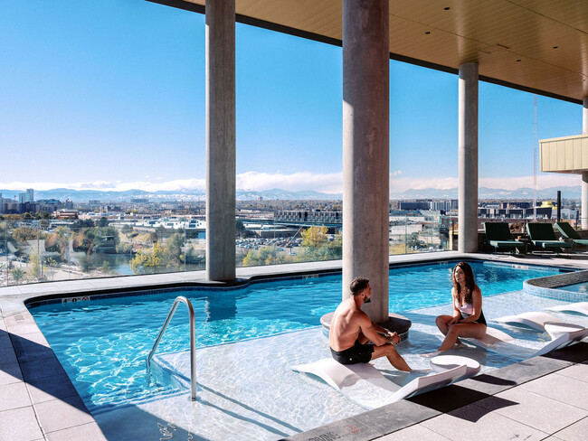 ¡Esas vistas a la montaña desde la piscina climatizada! - Flora RiNo