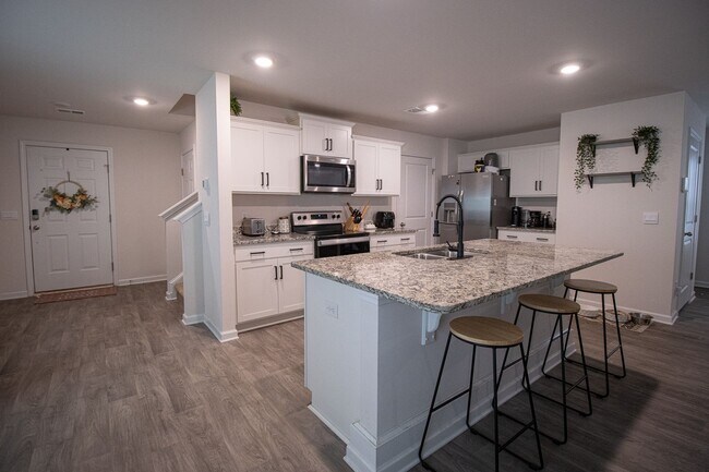 Foto del edificio - Stylish & Spacious 4 Bedroom Pet-Friendly Home in Bowden Village – 2034 Eldridge Rd, Columbia, SC...