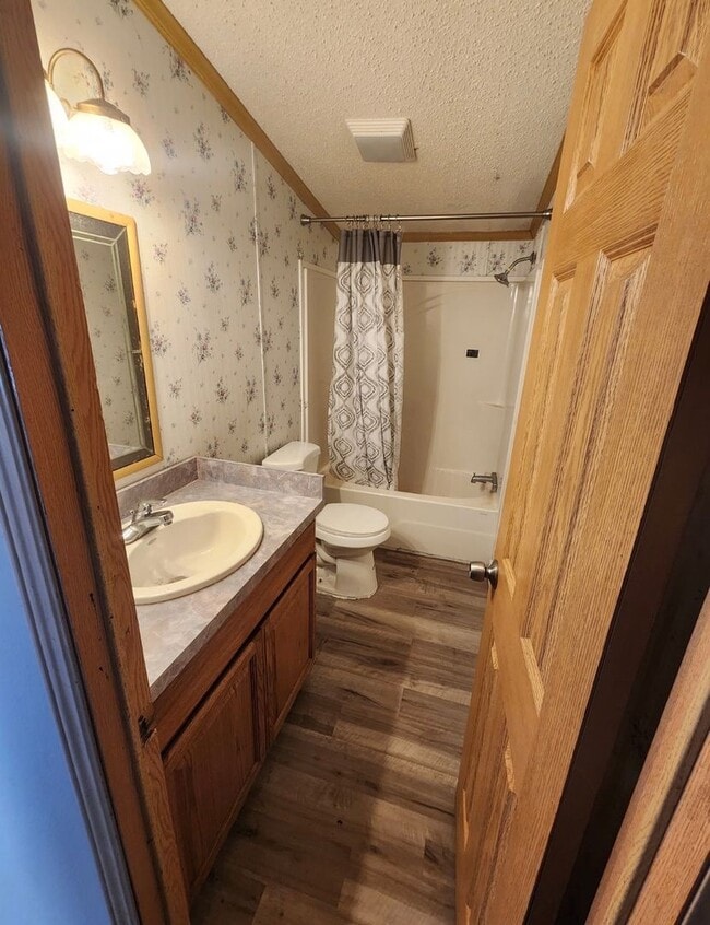 Building Photo - 3 Bed 2 Bath