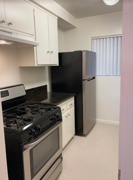 Gas Stove - 1044 12th St