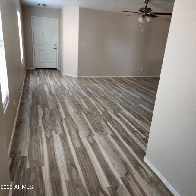 Foto del edificio - 15864 W Evans Dr