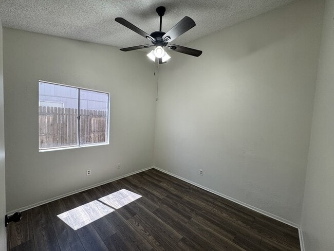 Building Photo - North Phoenix 2 bedroom Duplex