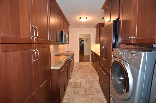 Foto del edificio - 1139 Elmhurst Pl