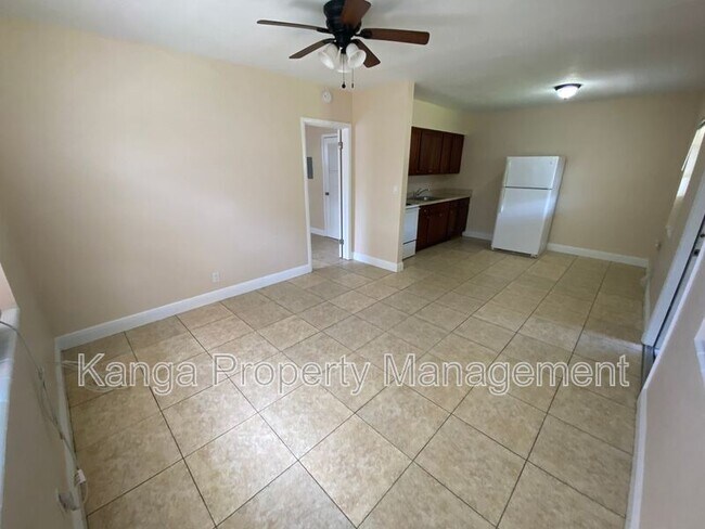 Foto del edificio - 4820 Maine St