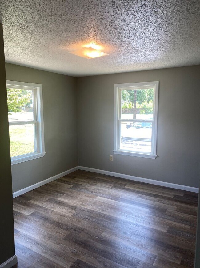 Building Photo - 4 Bedroom 1.5 Bath