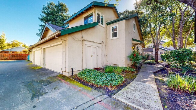 Foto del edificio - Cozy 2 Bedroom 1.5 Bath with Private Yard and Two Car Garage !