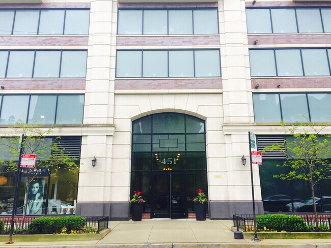 Foto del edificio - 451 W Huron St