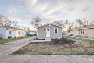 Building Photo - 3021 Mahaska Ave