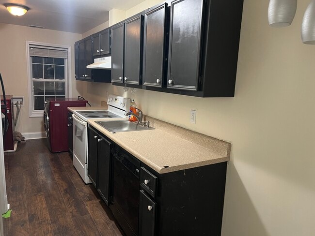 Full kitchen/dishwasher - 7835 Rose Ct