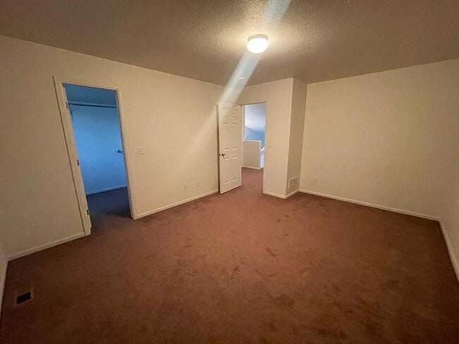 Building Photo - 1031 Meadow Ln