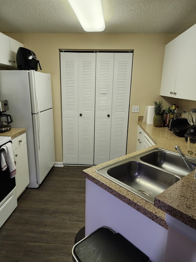 Kitchen - 28040 Dovewood Ct