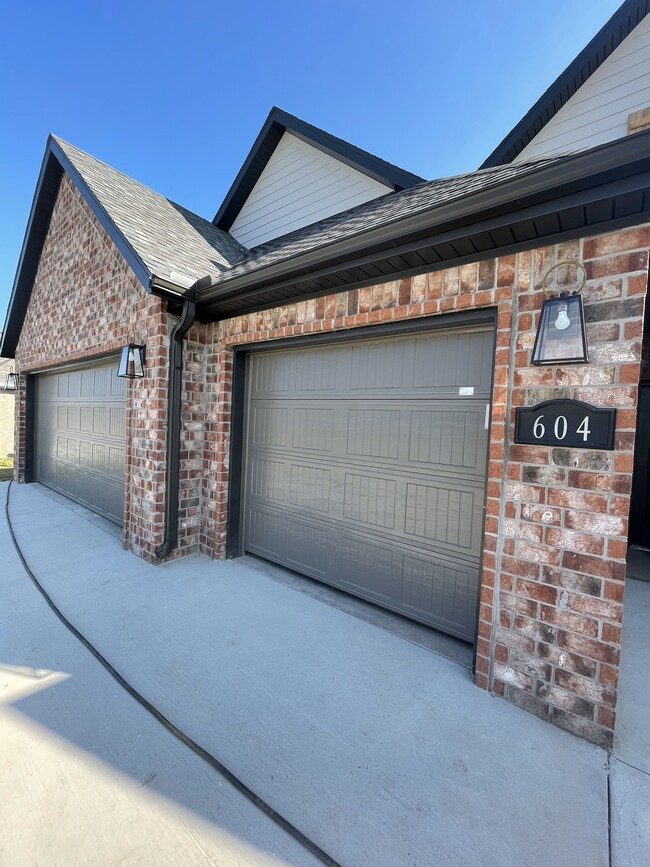 Building Photo - 604 Brunello Cir