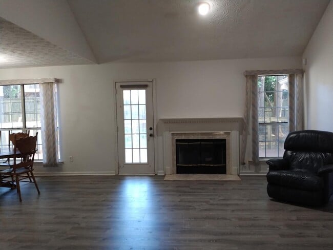 Building Photo - 525 Longwood Ln