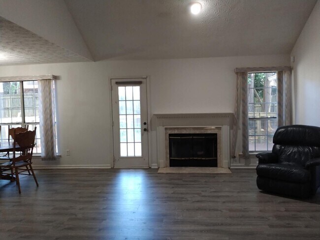 Foto del edificio - 525 Longwood Ln