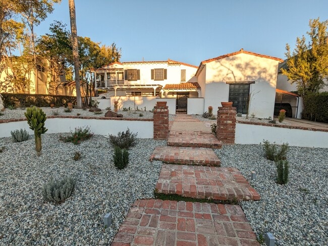 Foto del edificio - 620 N Palm Dr
