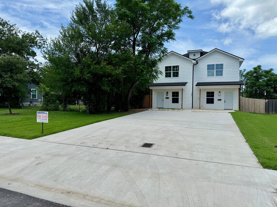 Foto principal - New Duplex For Lease | Accepting Section 8