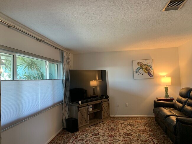 Foto del edificio - 6159 Rockefeller Ave