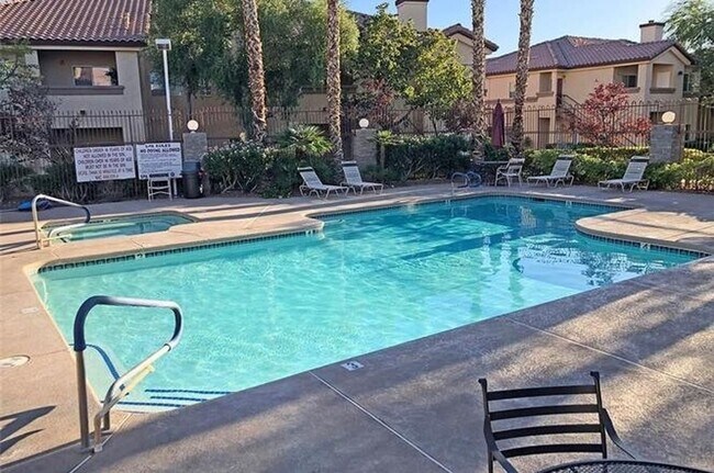 Foto del edificio - 3 bedroom/ 2 bath condo A Must See