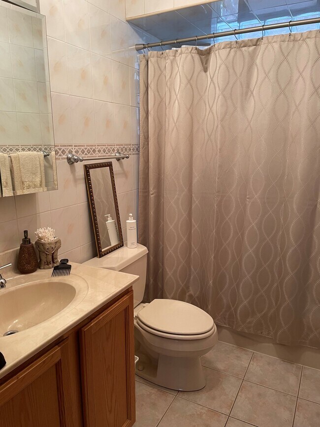 BAÑO COMPLETO CON BAÑERA - 703 N 11th Ave
