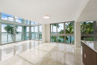Building Photo - 1500 Bay Dr E