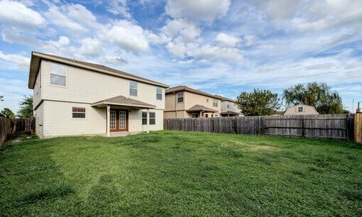 Building Photo - 4 bedroom / 2.5 bathroom.  Over 2500 sq ft...