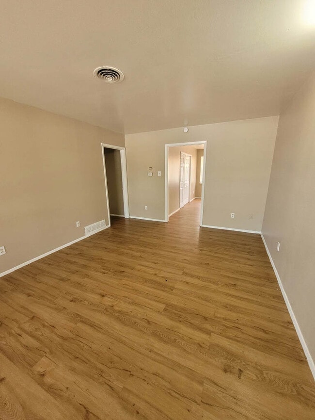 Building Photo - 4 bed 1.5 bath move in ready