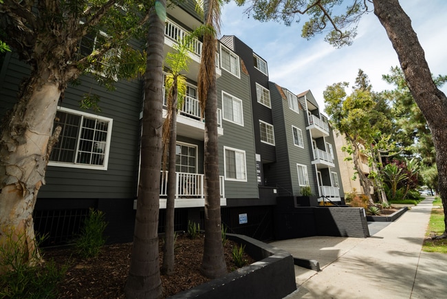 Building Photo - 683 Kelton Ave