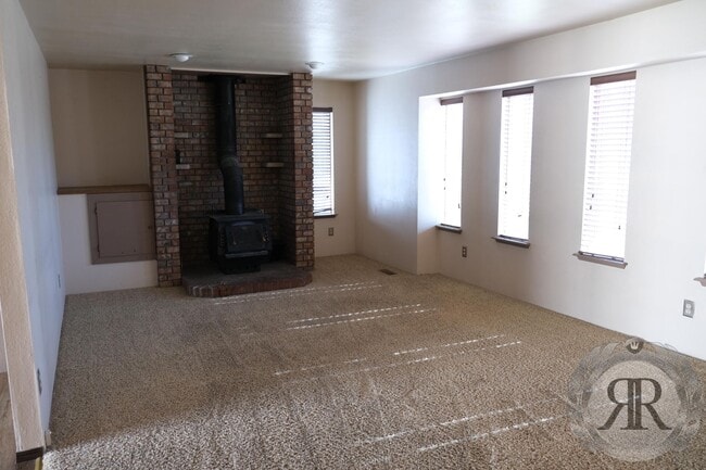 Building Photo - Comfortable Home in West Valley