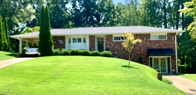 Building Photo - 2320 Elmwood Dr SE