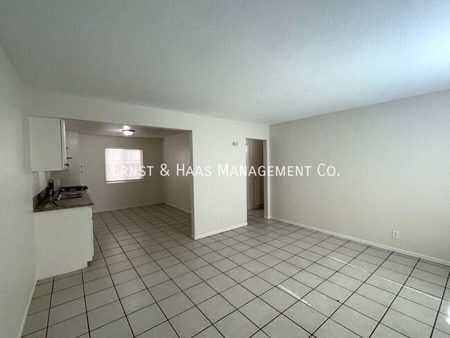 Building Photo - Fantastic 2 Bedroom Apartment with Parking!