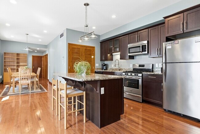 Foto del edificio - 419 E 3rd St