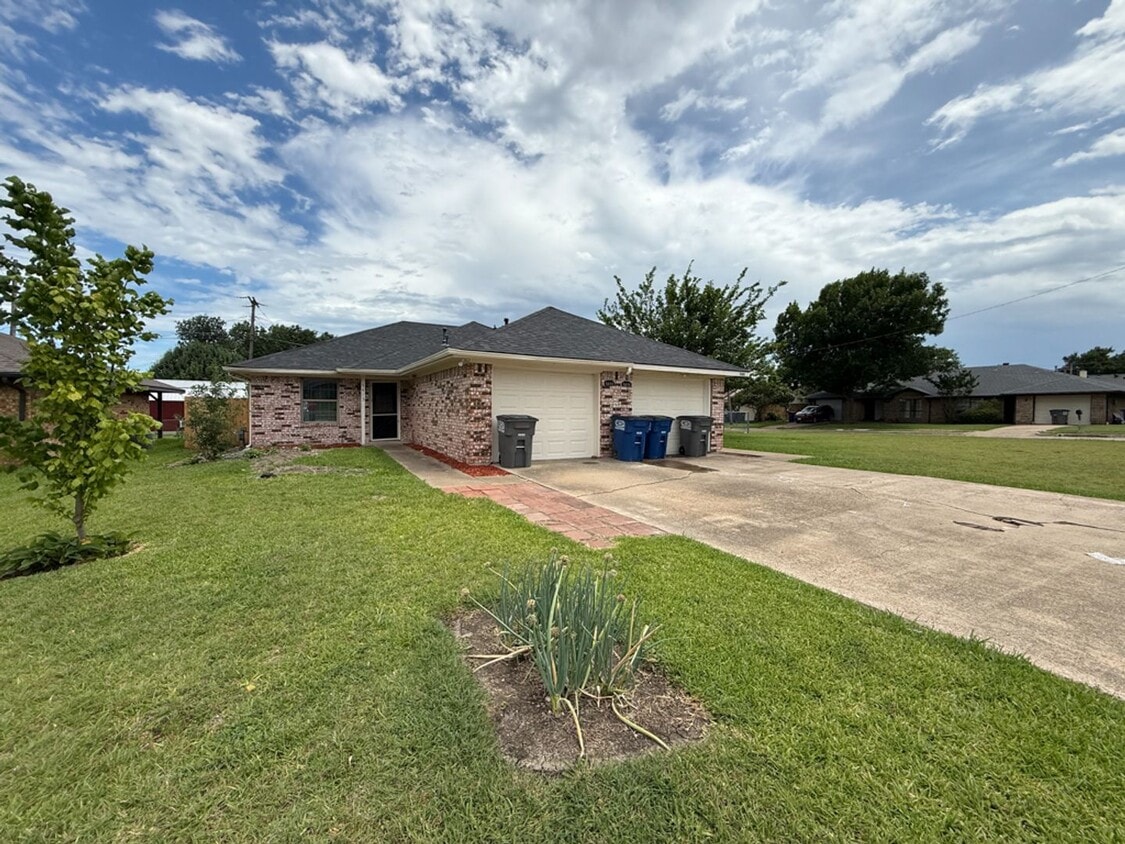 Photo - 5413 - 5415 Brookhollow Drive