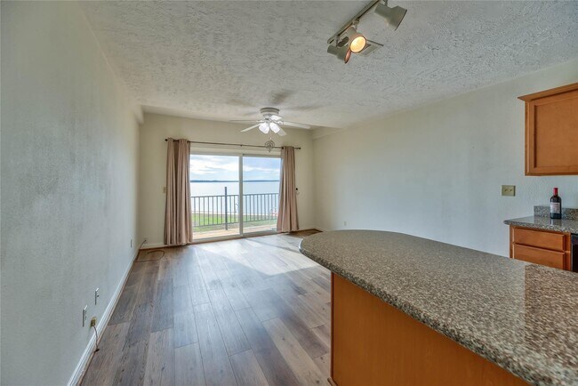 Foto del edificio - 445 Carolcrest Ln